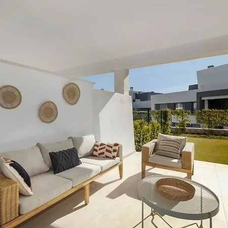 Modern With Private Garden Διαμέρισμα Εστεπόνα
