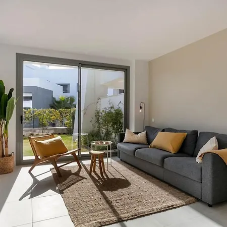 Modern With Private Garden Εστεπόνα