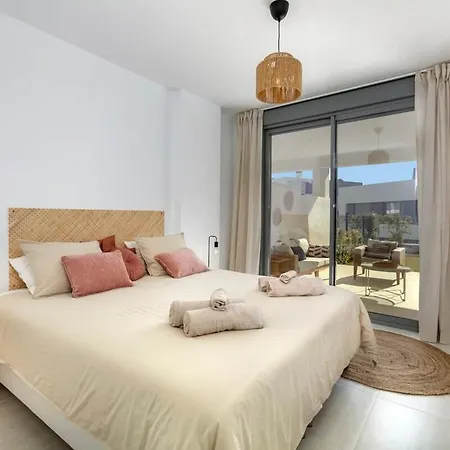 Modern With Private Garden Εστεπόνα