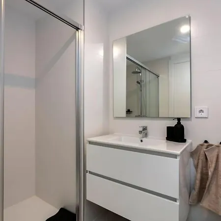 Modern With Private Garden Εστεπόνα